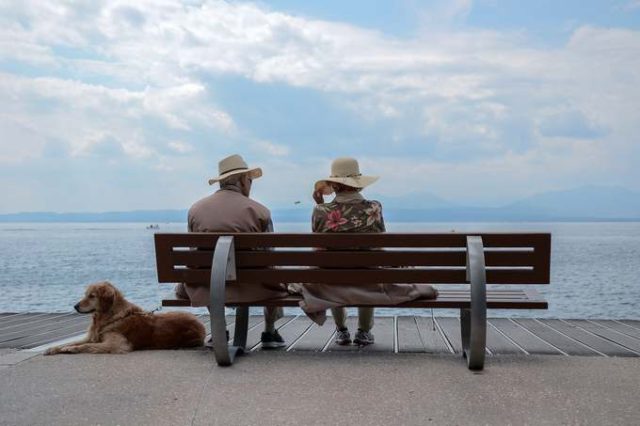 海を眺める老夫婦