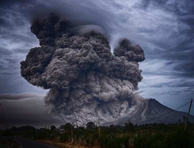 シナブン山　噴火　火山　インドネシア